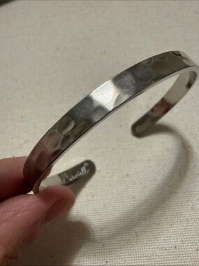Carviell She Doesn't Fight Alone Silver toned Awareness Cuff Bracelet